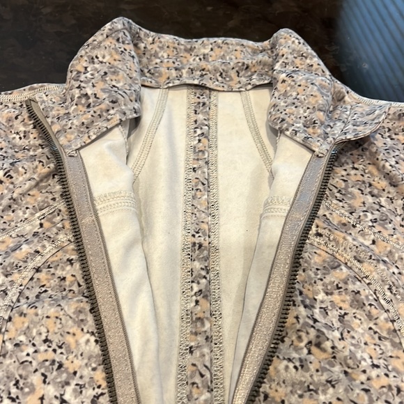 Lululemon - Picture 5 of 5